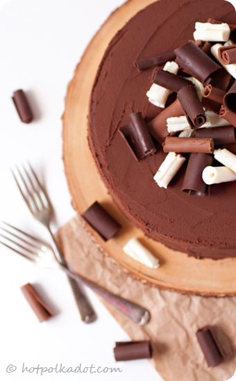 Death By Chocolate Cheesecake Cake via @hotpolkadot