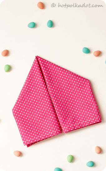 Learn how to fold your own bunny napkins just in time for Easter via @hotpolkadot.