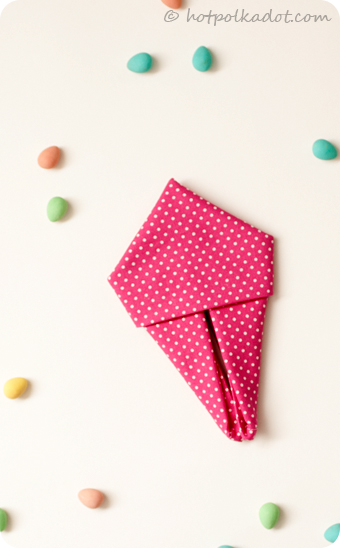 Learn how to fold your own bunny napkins just in time for Easter via @hotpolkadot.